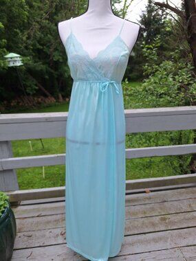 Lovely vintage long nightgown in pale green by Gilead Medium